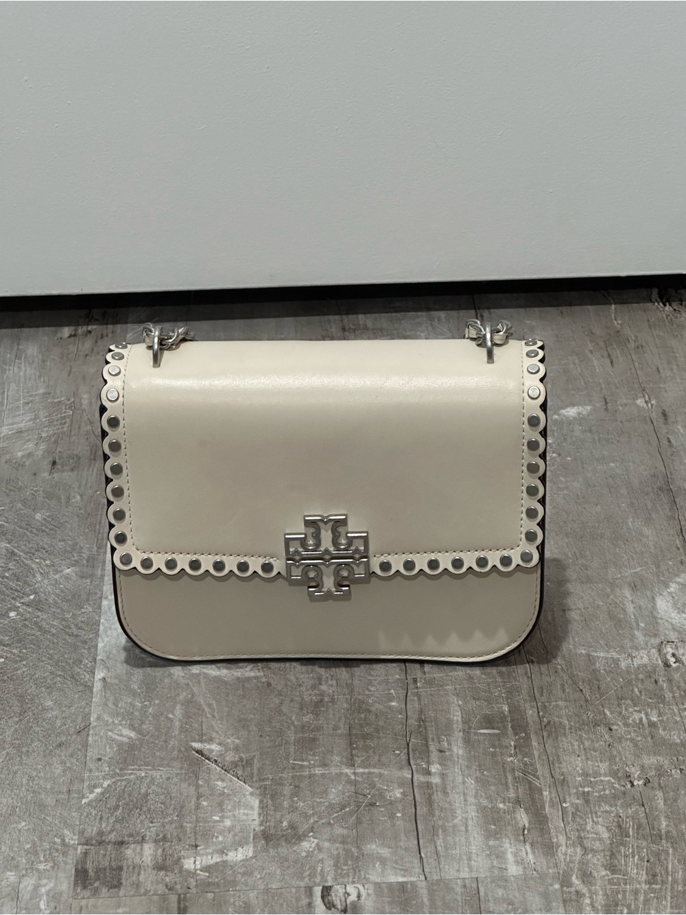 Tory Burch Cream Scalloped-Edge Leather Crossbody with Silver Chain - Picture 2 of 6